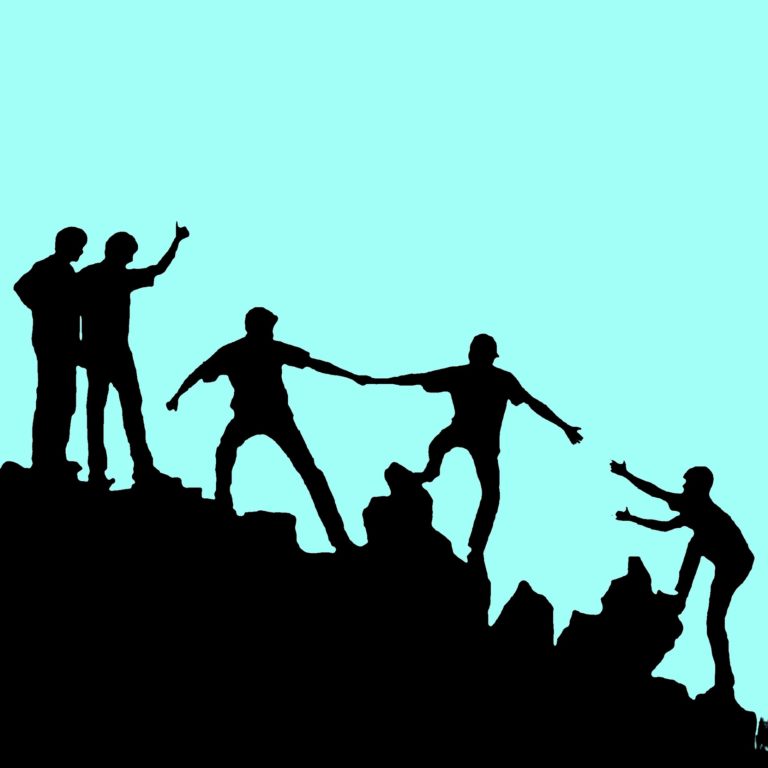 obrazek prezentujący grupę mężczyzn wspinających się i udzielających wsparcia