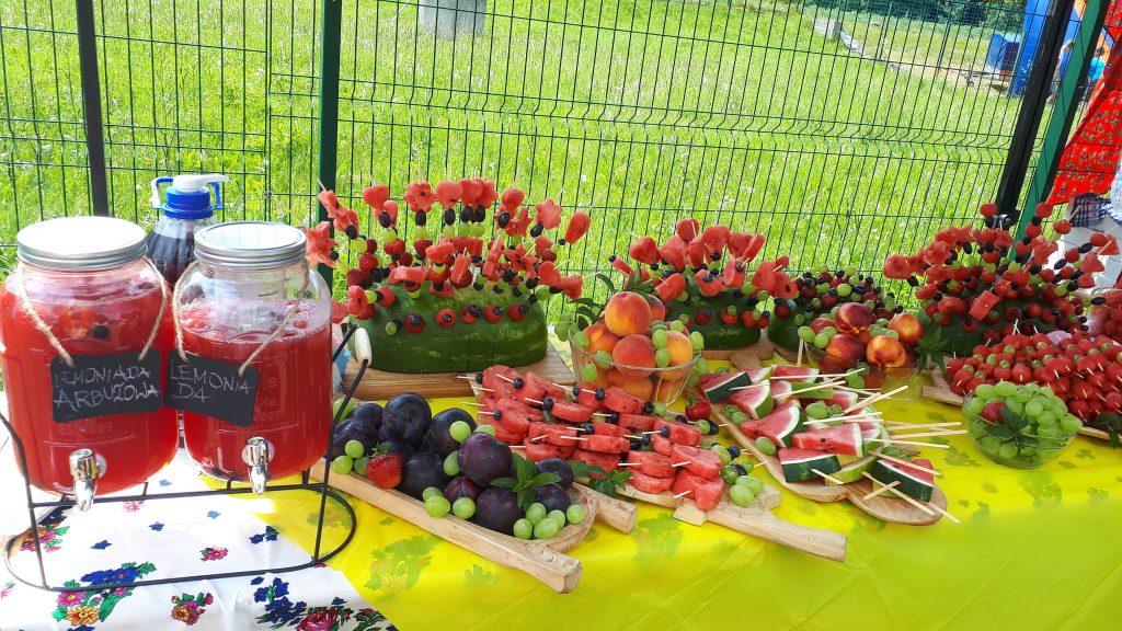 Stół z owocami