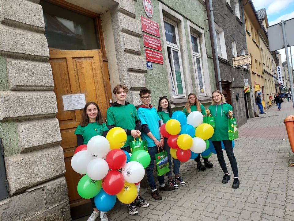 WOlontariusze PCPR w Limanowej z balonami kolorowymi