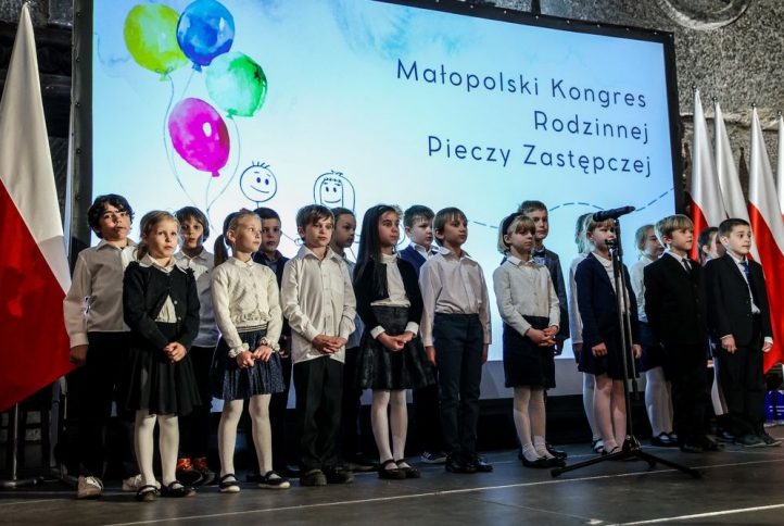 Grupa dzieci stojąca na scenie