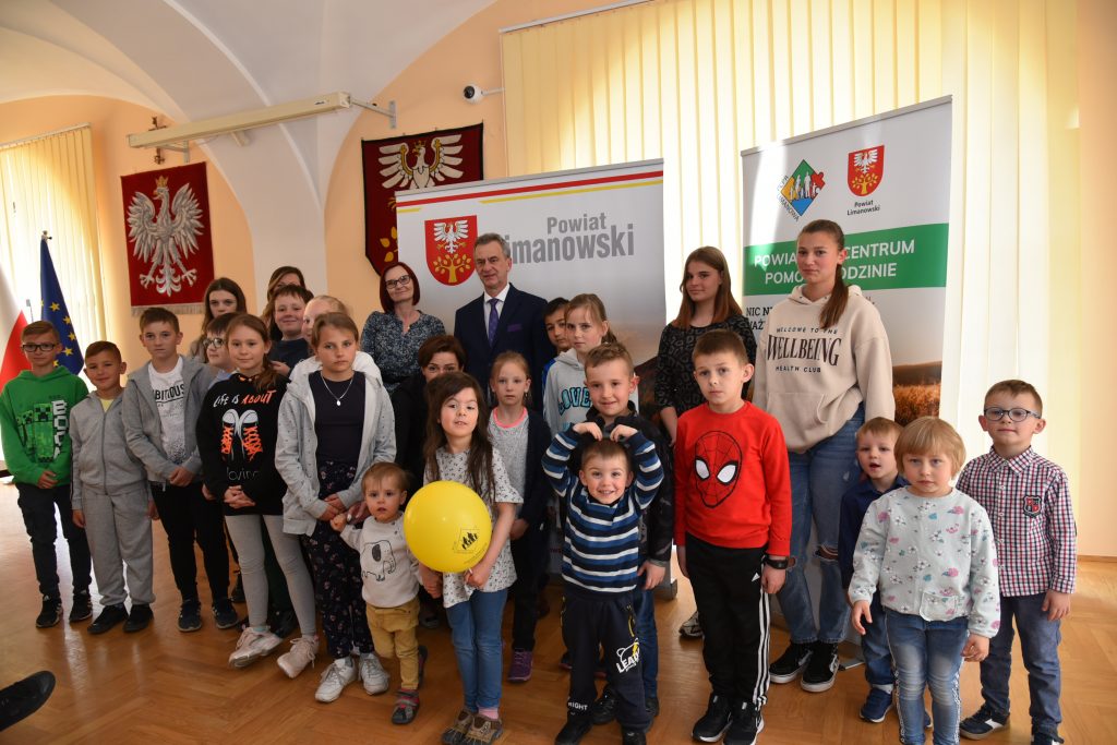 Dzieci z rodzin zastępczych z Powiatu Limanwoskiego na uroczystościach z okazji dnia rodzicielstwa zastępczego