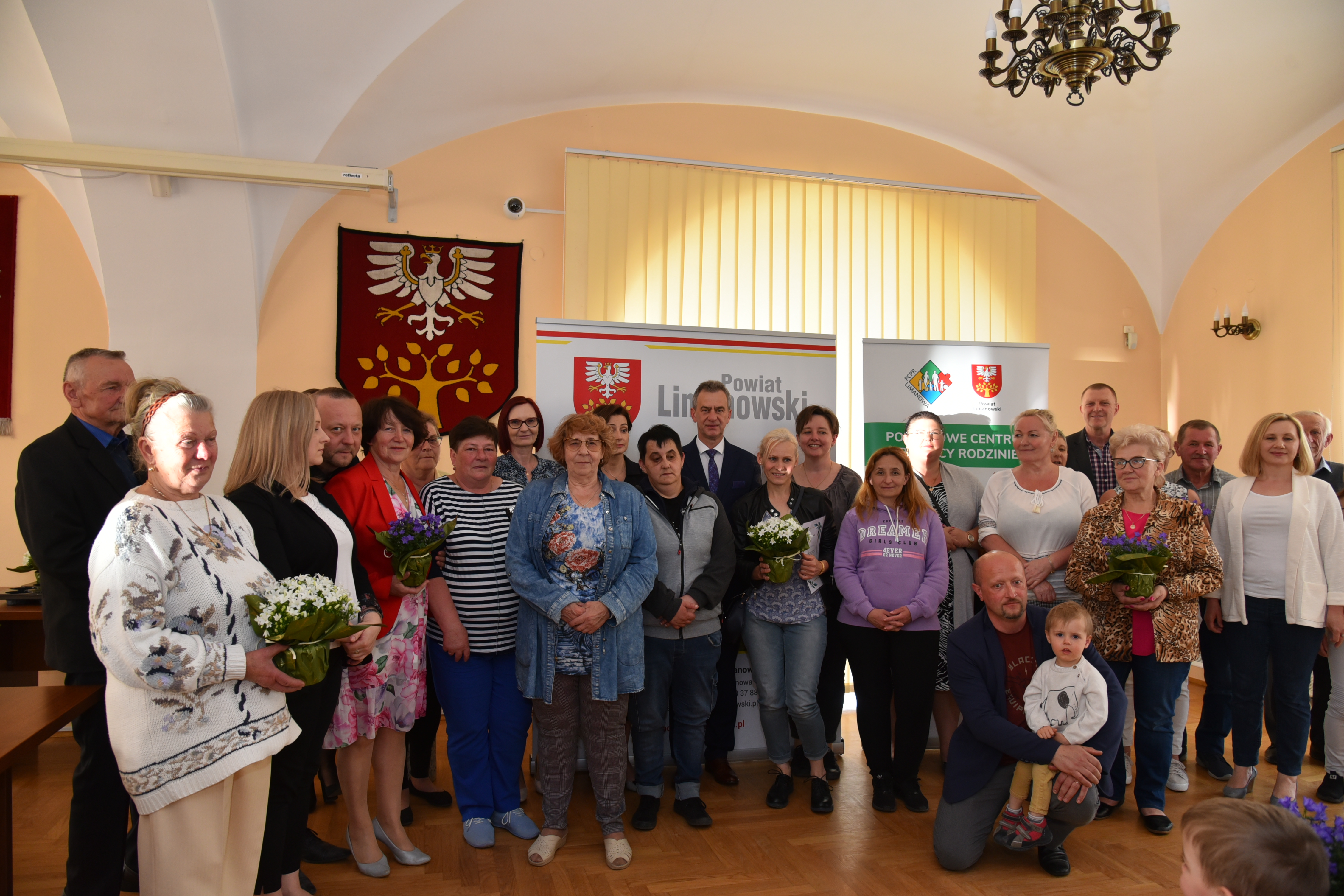 Zdjęcie rodzin zastępczych z Powiatu Limanowskiego podczas uroczystości z okazji tego dnia