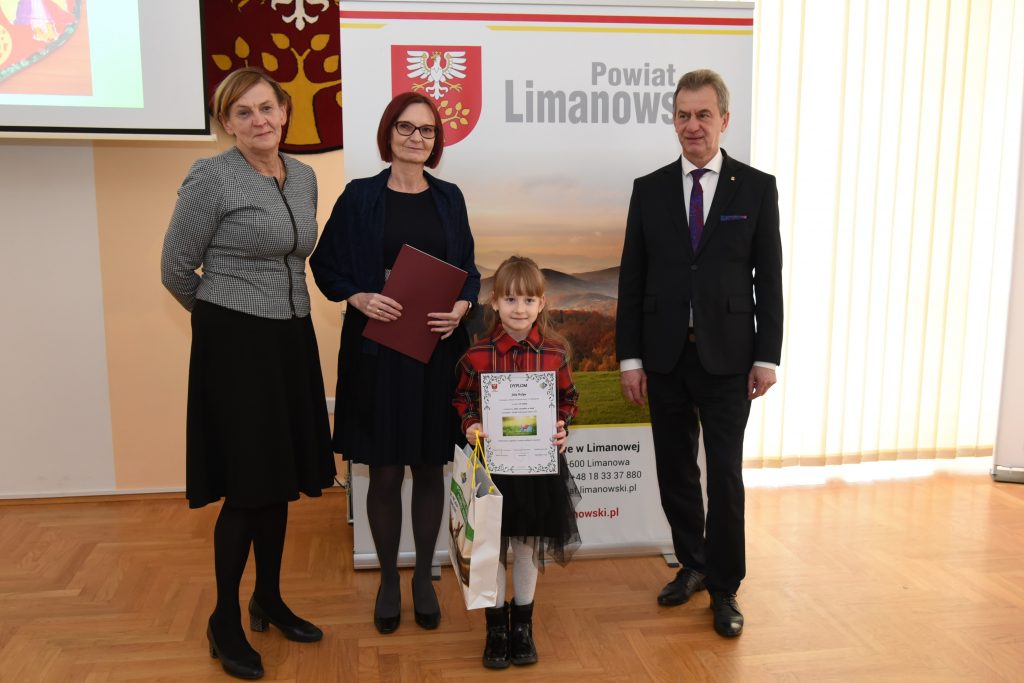 Starosta Limanowski, Dyrektor PCPR, Zastępca PCPR - z laureatką konkursu