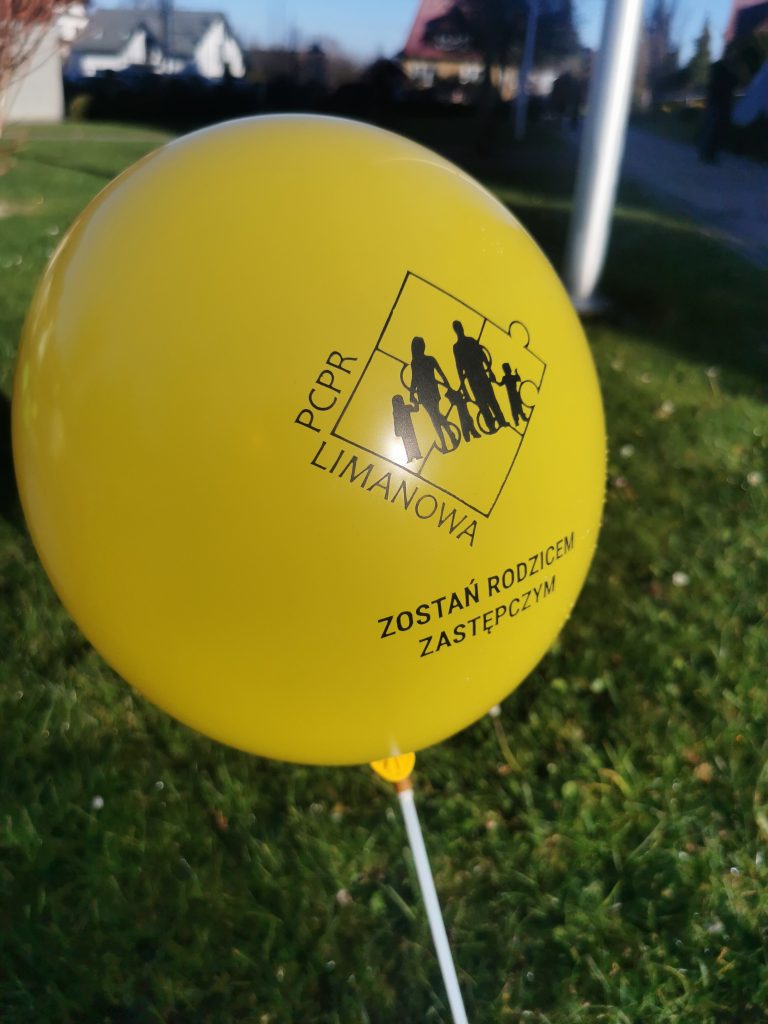 Żółty balon promujący rodzicielstwo zastępcze z napisem i logiem PCPR