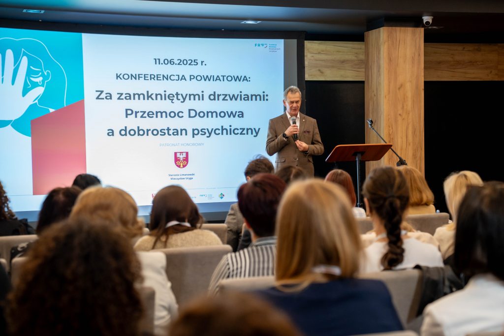 Starosta Limanowski mówi do mikorofonu na konferencji