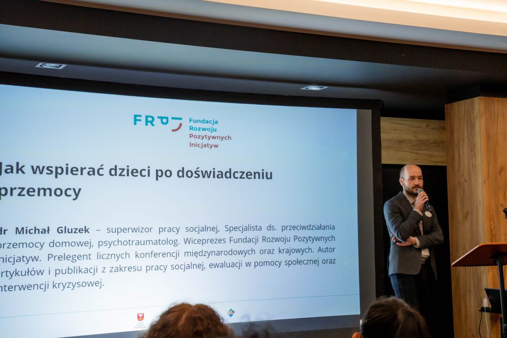 osoba mówi do ludzi do mikrofonu na konferencji