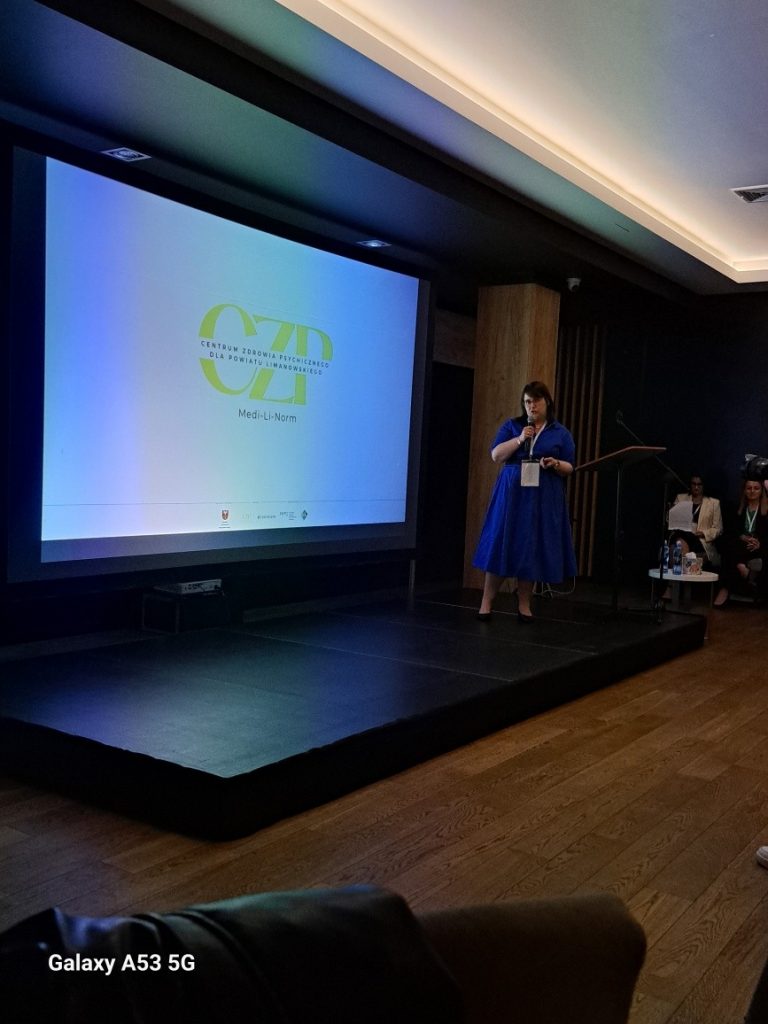 osoba mówi do ludzi do mikrofonu na konferencji