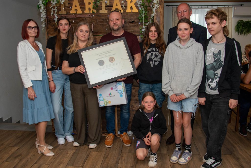 zdjęcie grupowe kobiety męzczyzni i dzieci pozują do zdjęcia