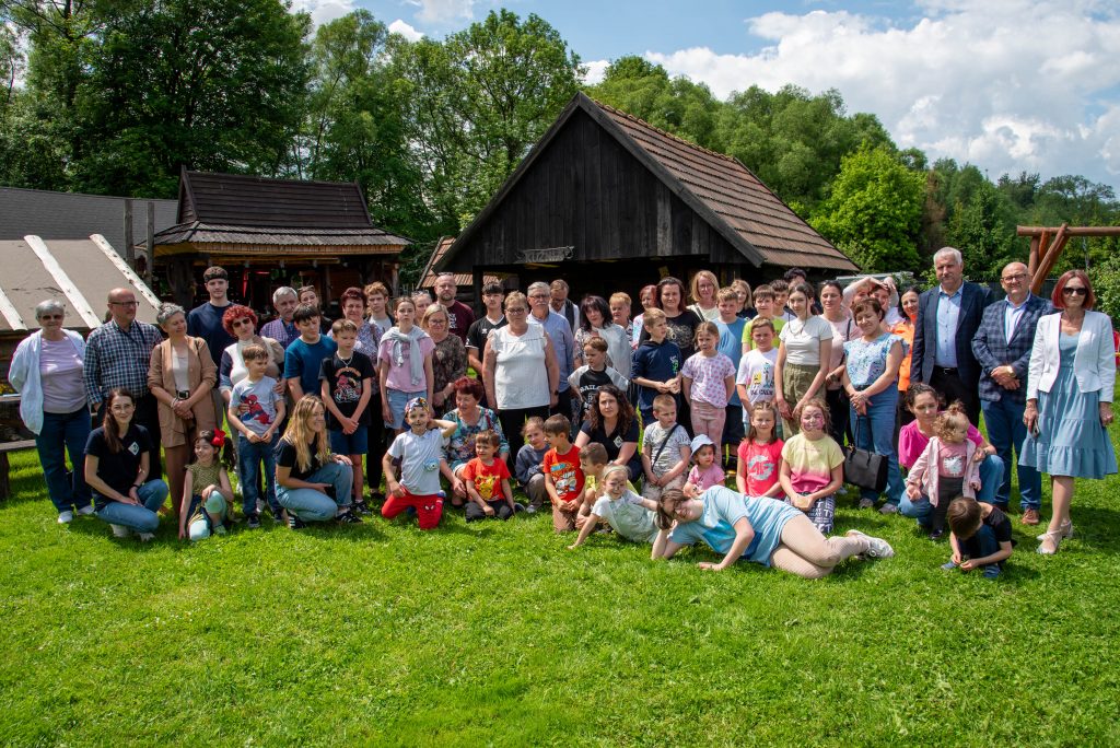 Zdjęcie grupowe z integracyjnego spotkania rodzin zastępczych