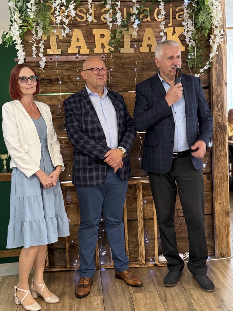 zdjecie z integracyjnego spotkania rodzin zastępczych jedna kobieta i dwóch męzyzn pozuje do zdjęcia
