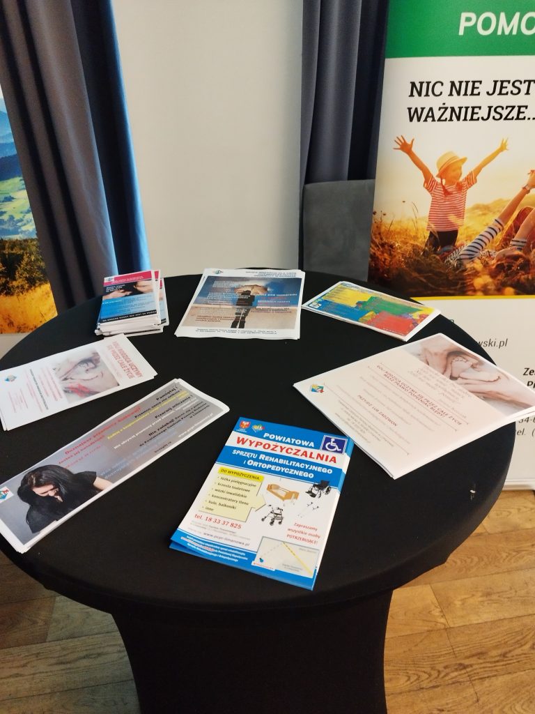 materiały promocyjne tj. ulotki, plakaty, dotyczące działalności Powiatowego Centrum Pomocy Rodzinie w Limanowej w zakresie przeciwdziałania przemocy domowej oraz promowania prawidłowych metod wychowawczych