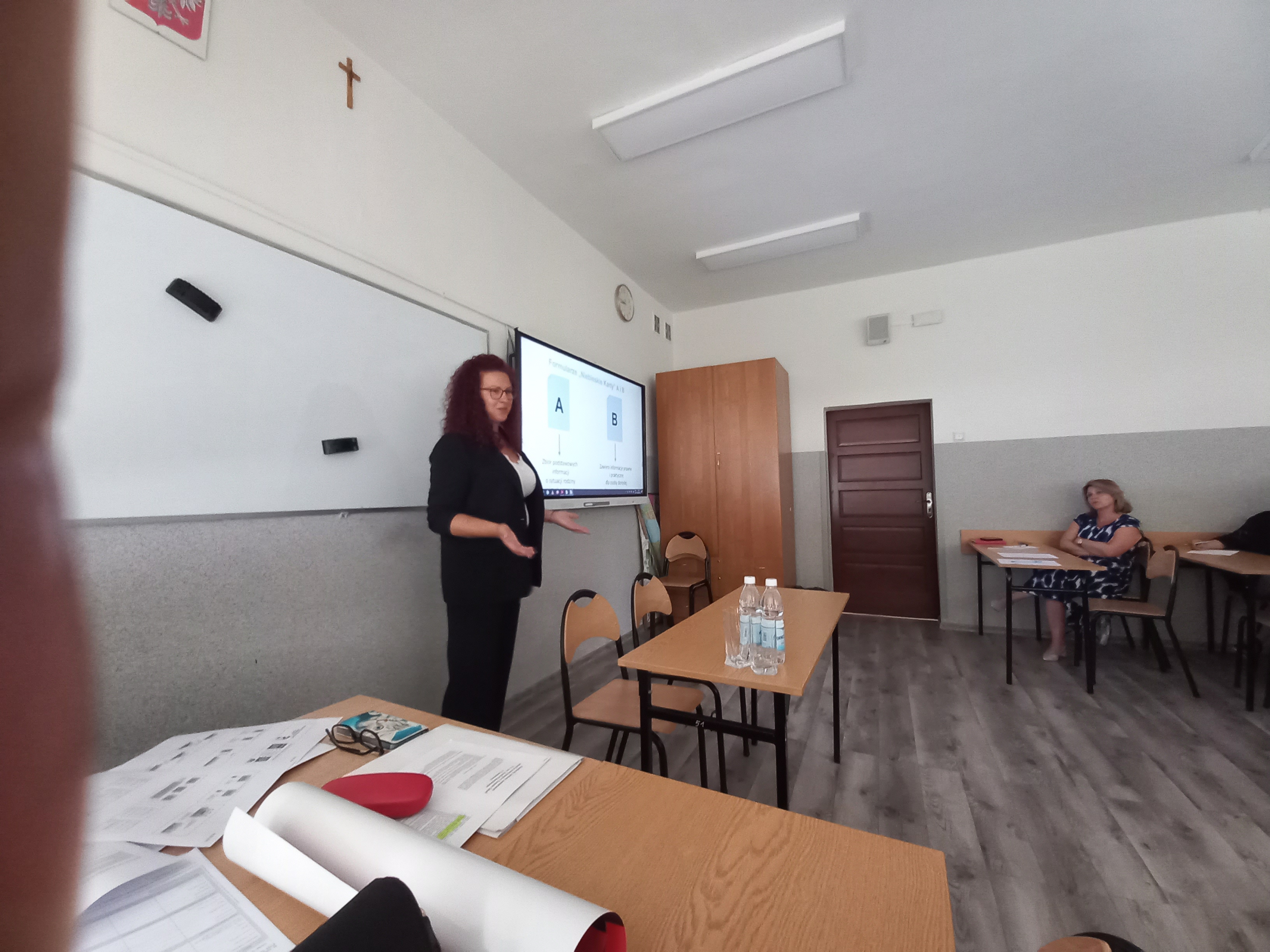 kobieta prowadząca prelekcję