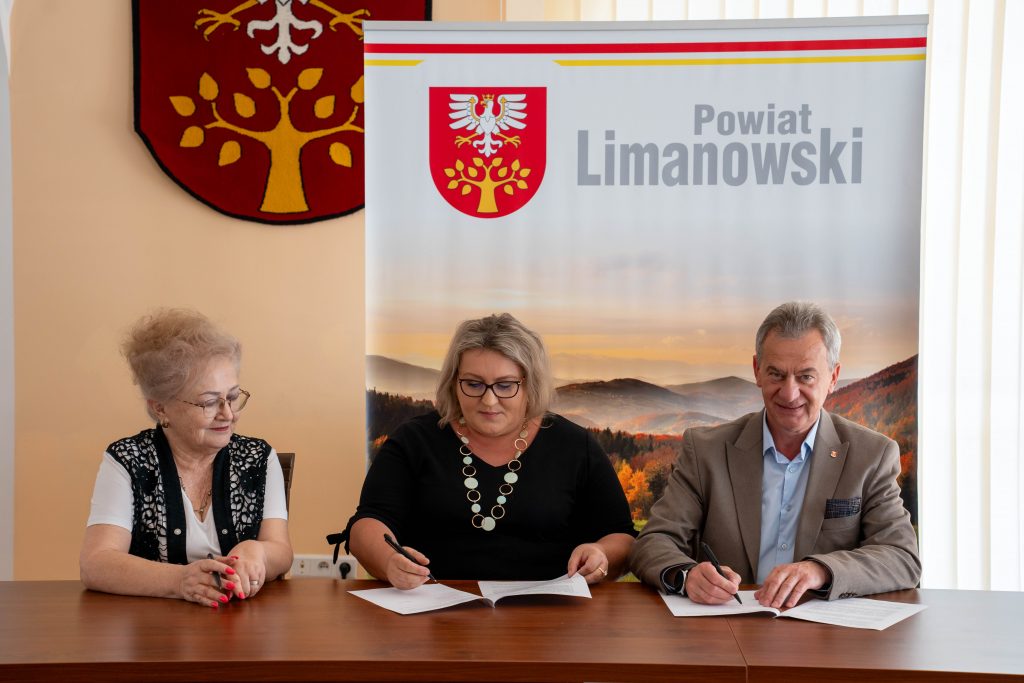 Przedstawiciele Powiatu Limanowskiego podpisujący umowę w ramach programu WRMR