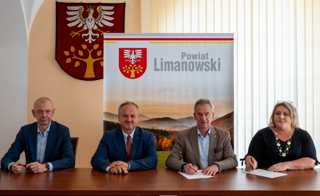 Przedstawiciele Powiatu Limanowskiego podpisujący umowę w ramach programu WRMR
