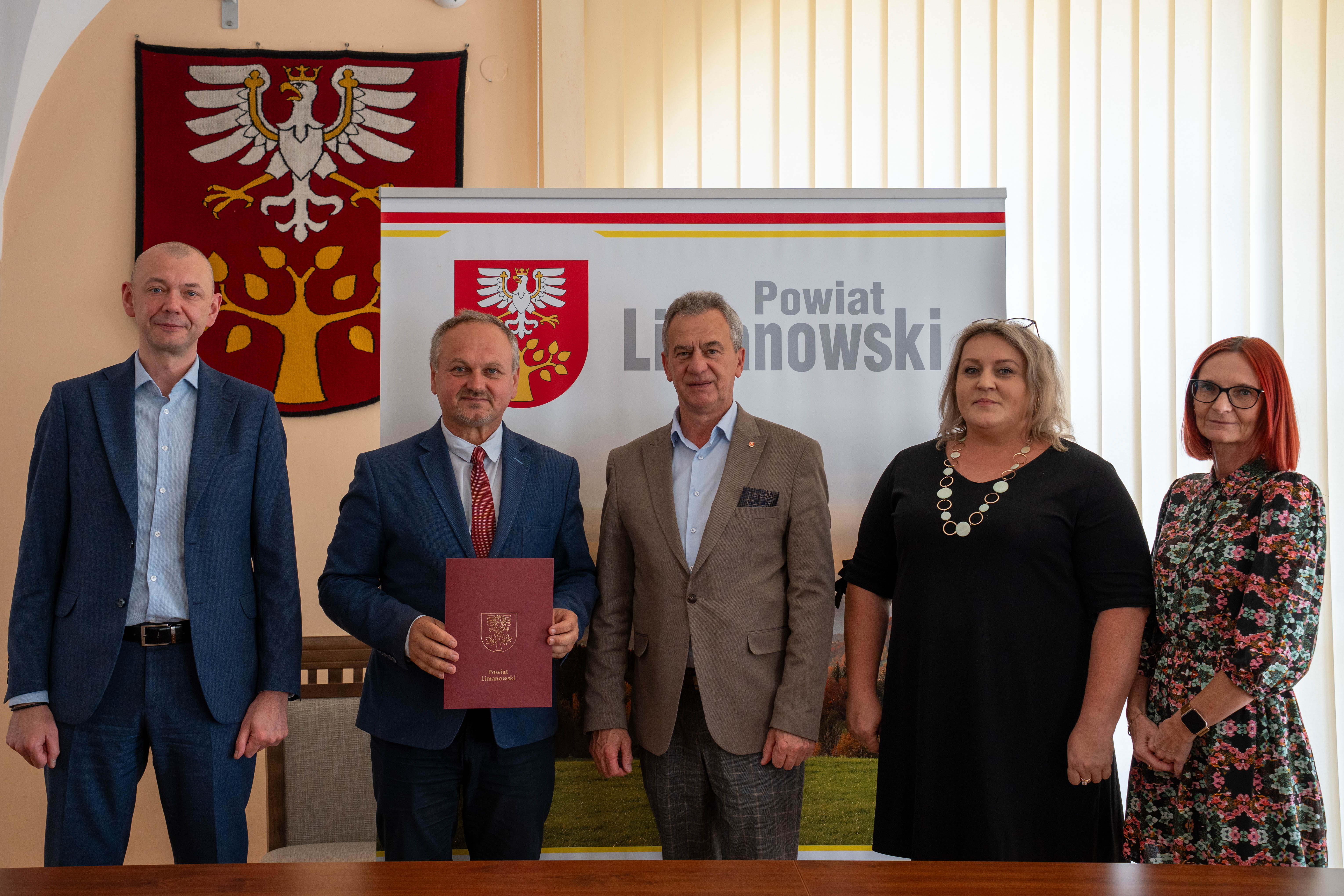 Przedstawiciele Powiatu Limanowskiego podpisujący umowę w ramach programu WRMR