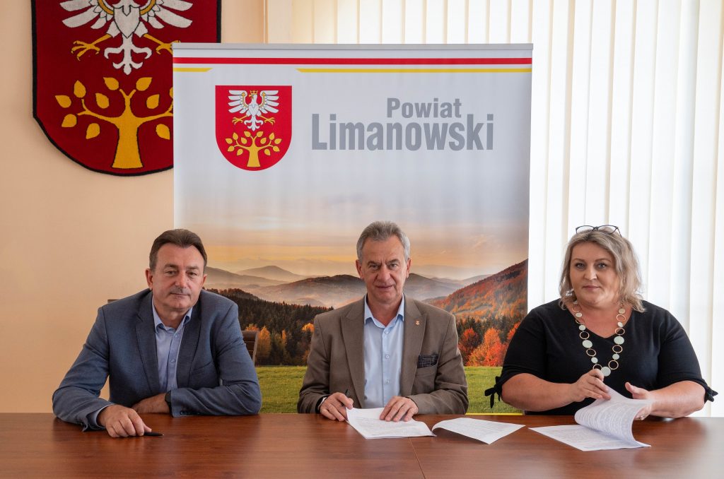 Przedstawiciele Powiatu Limanowskiego podpisujący umowę w ramach programu WRMR