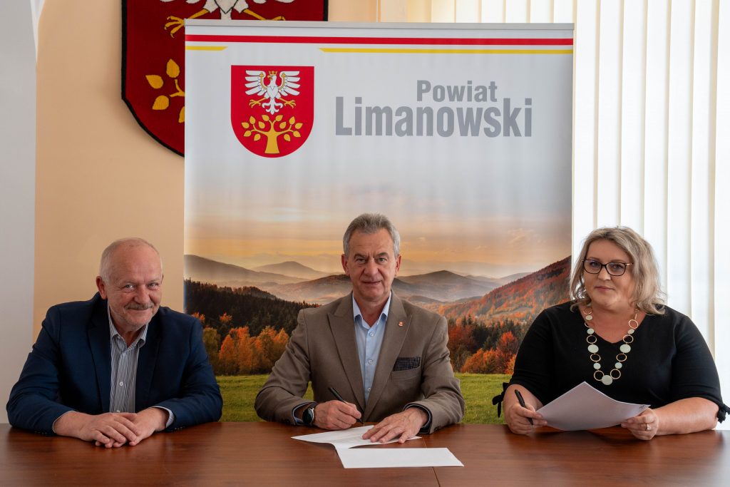 Przedstawiciele Powiatu Limanowskiego podpisujący umowę w ramach programu WRMR