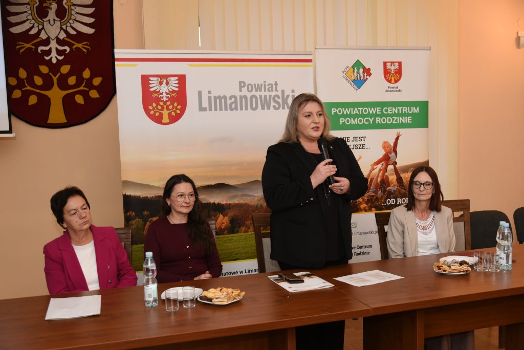 grupa osób siedząca na konferencji