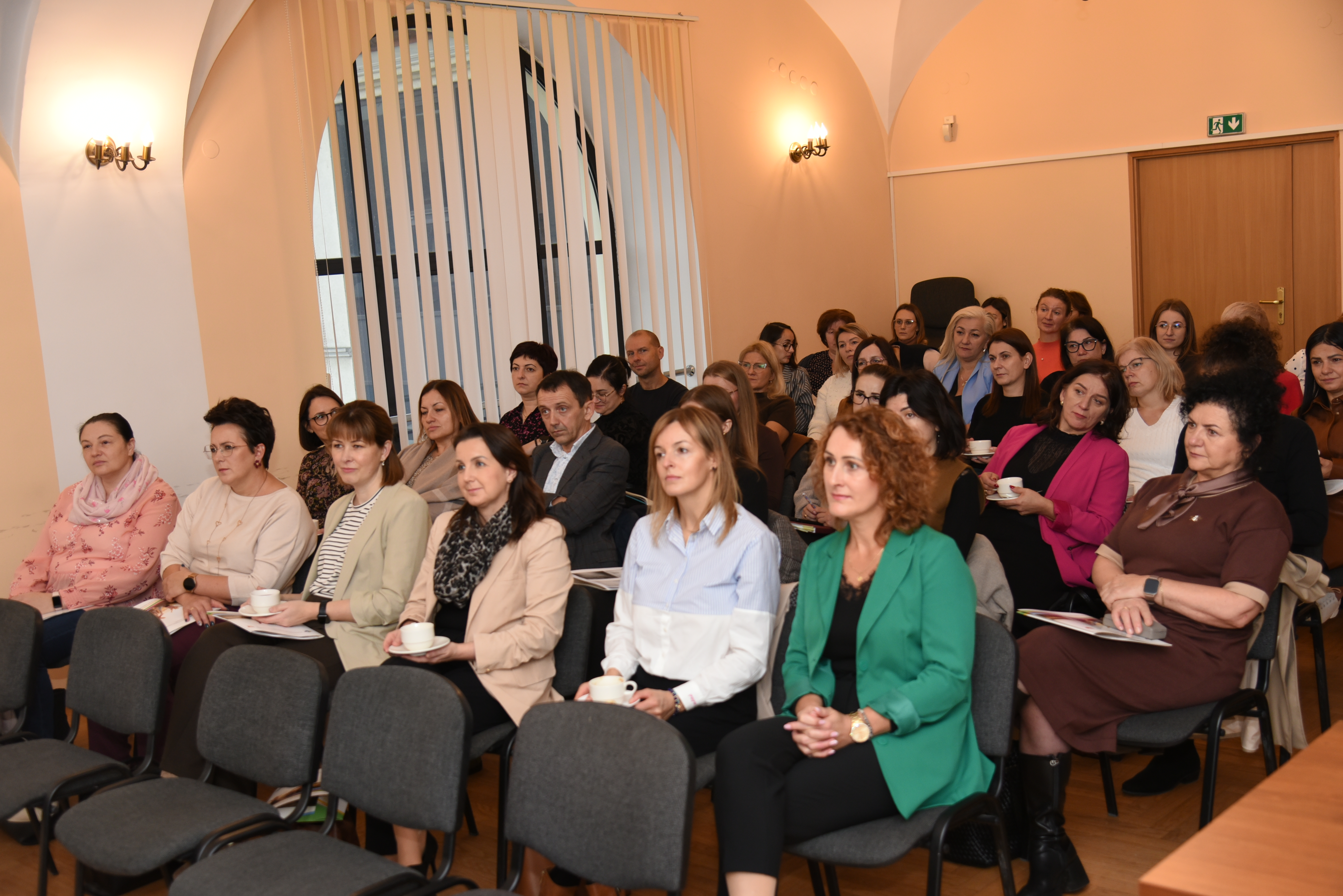grupa osób siedząca na konferencji