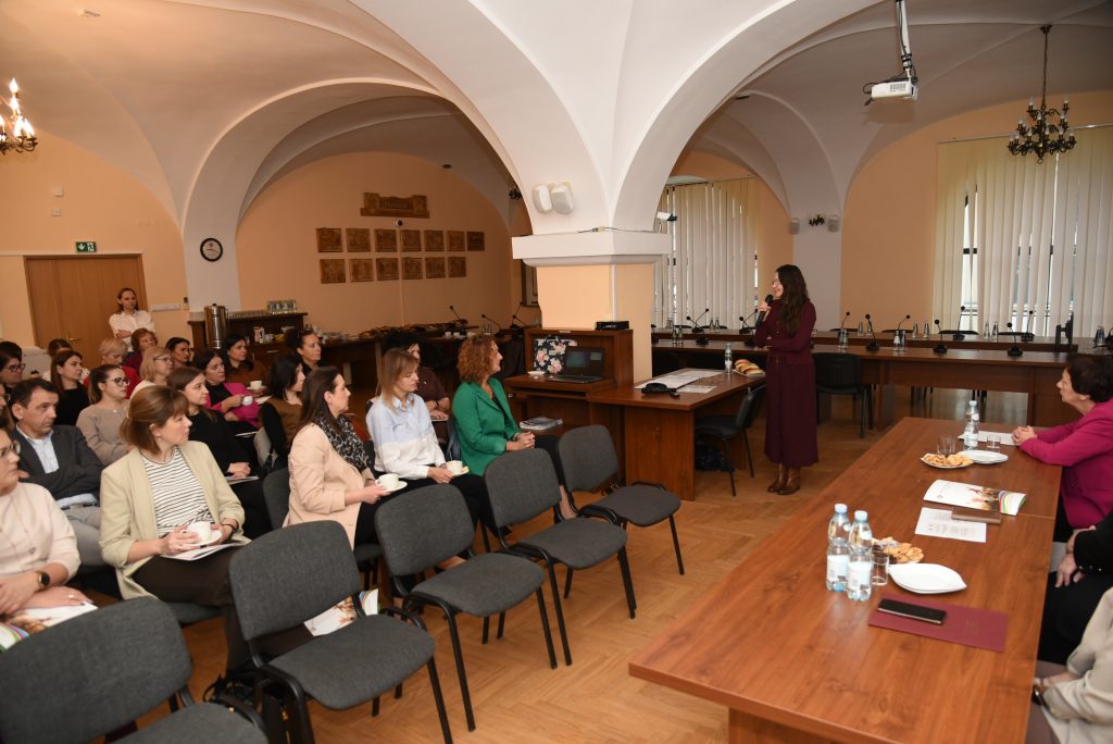 grupa osób siedząca na konferencji
