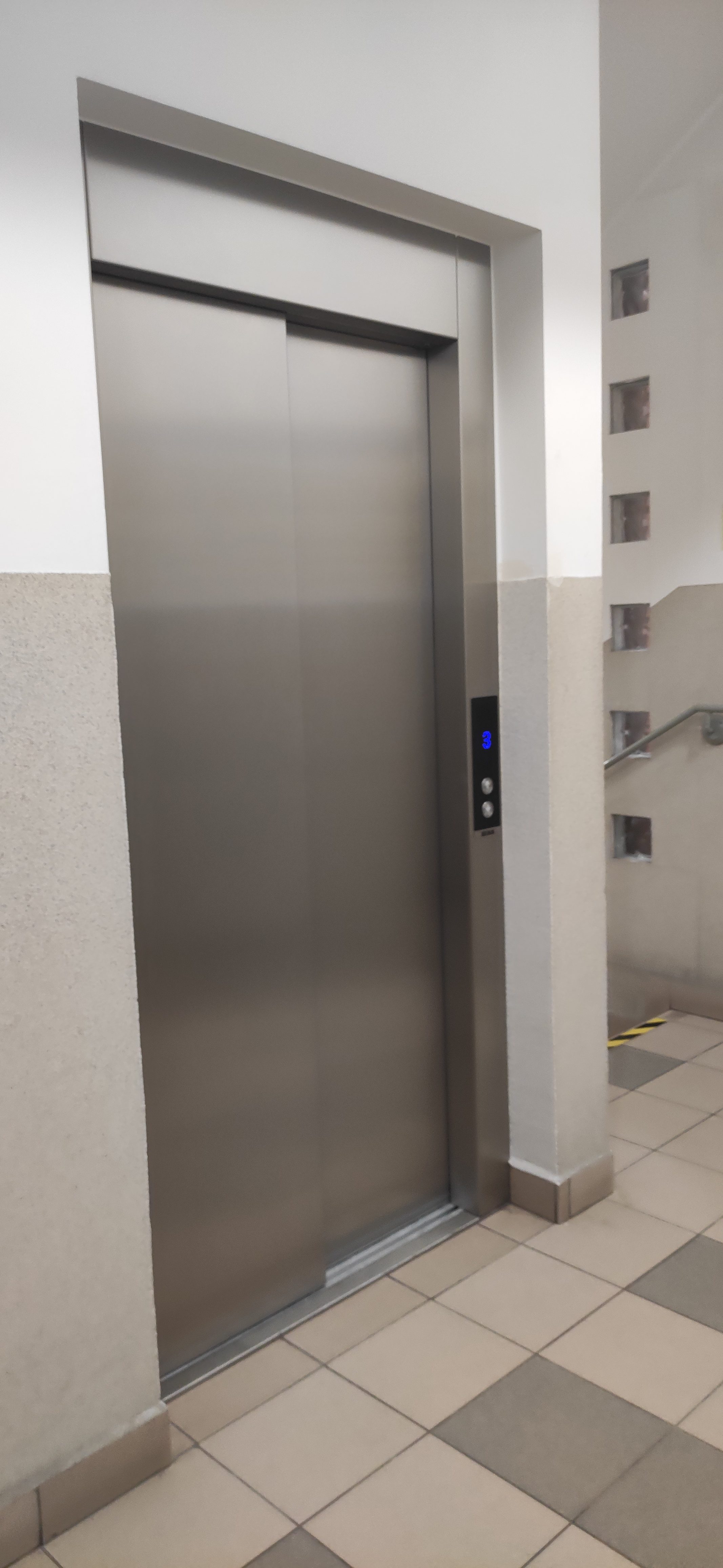 zdjęcie srebrnej windy w Starostwie Powiatowym w Limanowej