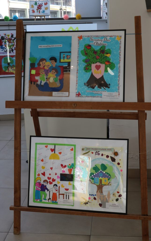 wystawa prac nagrodzonych w konkursie o którym mowa w artykule, 4 prace rysunki