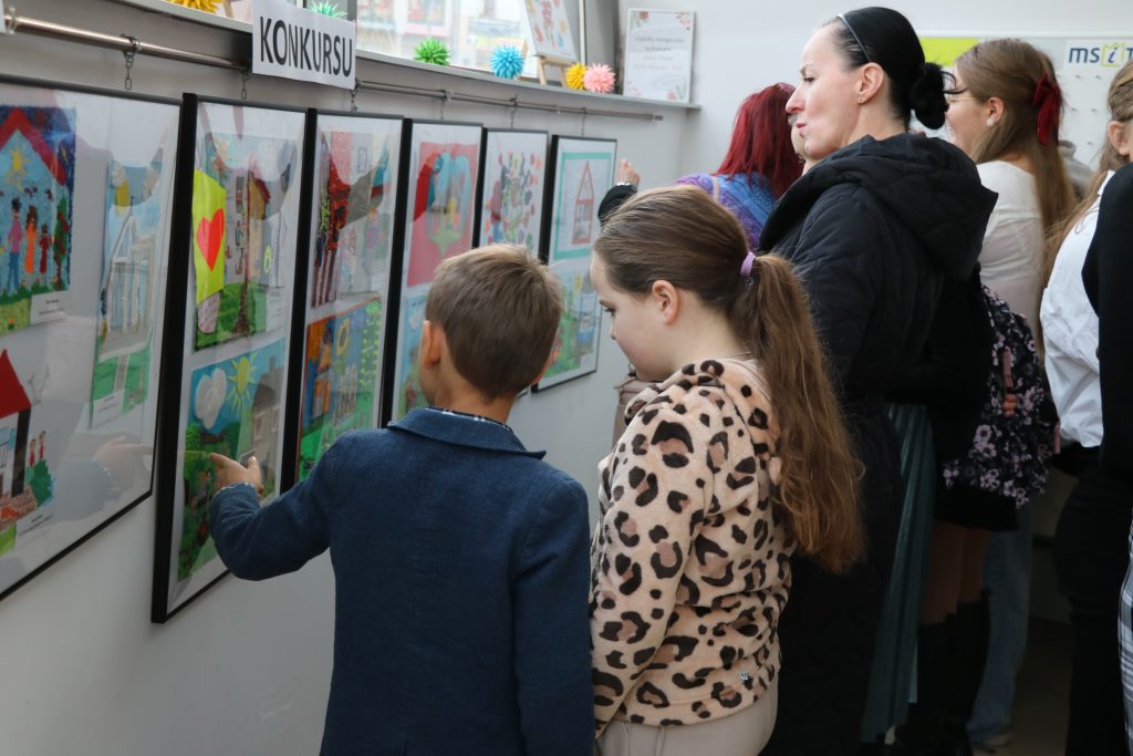 Nagordzeni 2 osoby dziewczyna i chłopiec oglądają prace na wystawie