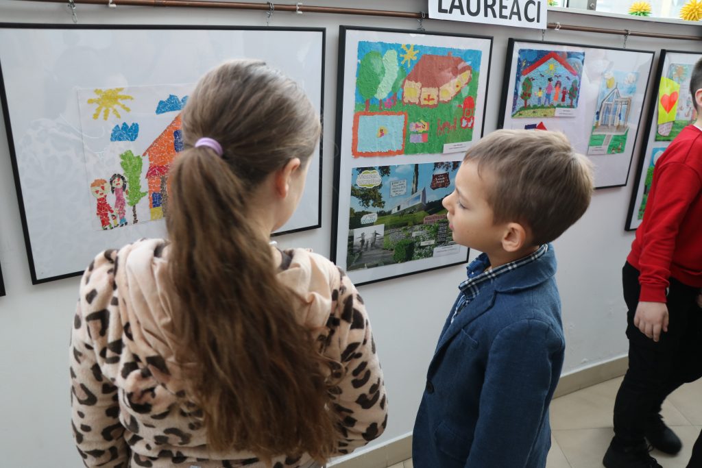 Nagordzeni 2 osoby dziewczyna i chłopiec oglądają prace na wystawie