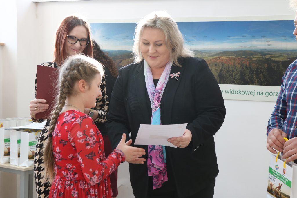 wicestarosta i dyrektor PCPR wręczają nagrodę dziewczynce