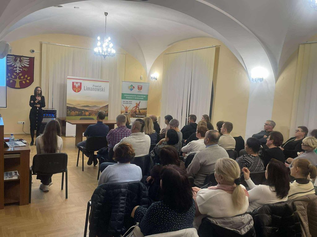 rodzice zastępczy siedzą na szkoleniu