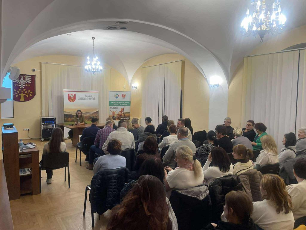 rodzice zastępczy siedzą na szkoleniu