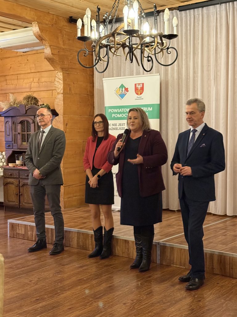 Władze Powiatu dziękują i składają życzenia rodzinom zastępczym