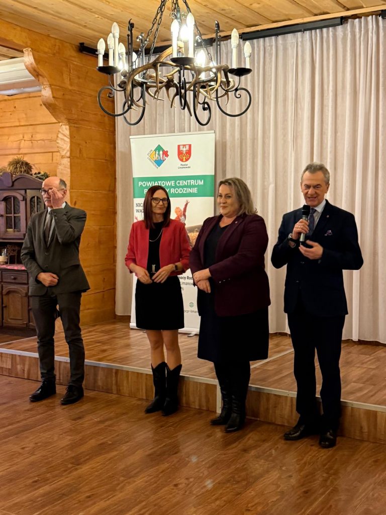 Władze Powiatu dziękują i składają życzenia rodzinom zastępczym