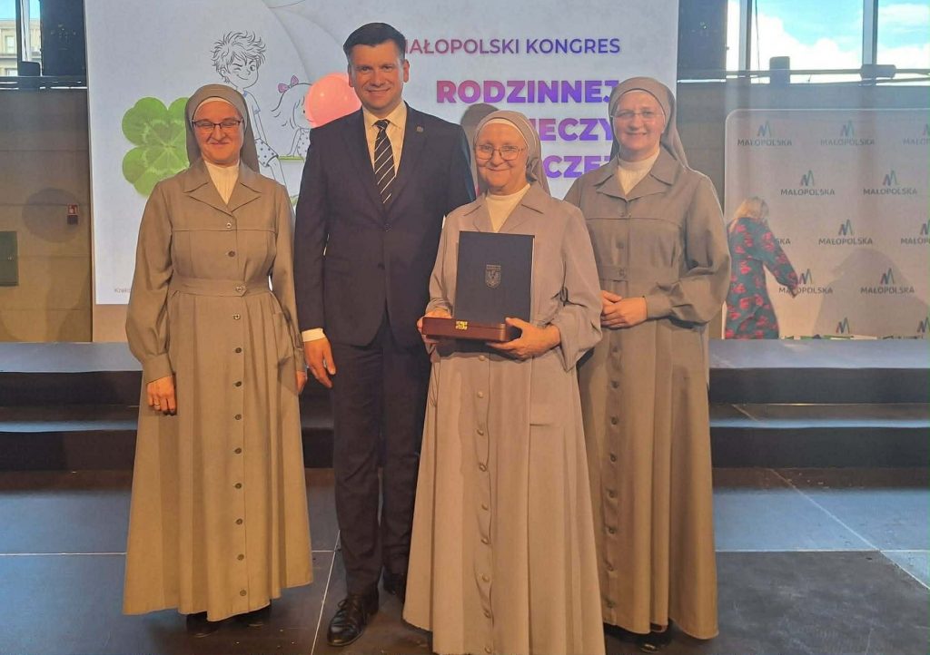 3 siostry zakonne stoją obok mężczyzny, który jest marszałkiem województwa małopolskiego