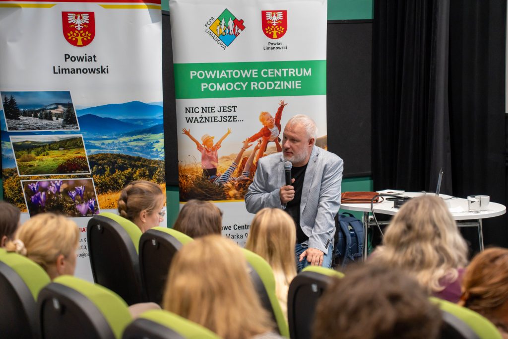 Ludzie siedzący w kinie, pełna sala ludzi słuchająca wykładu