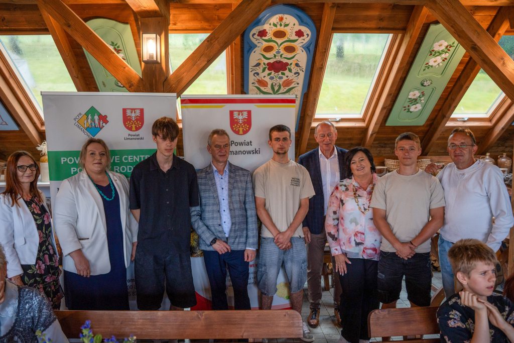 zdjęcie grupowe rodzin zastępczych z władzami powiatu