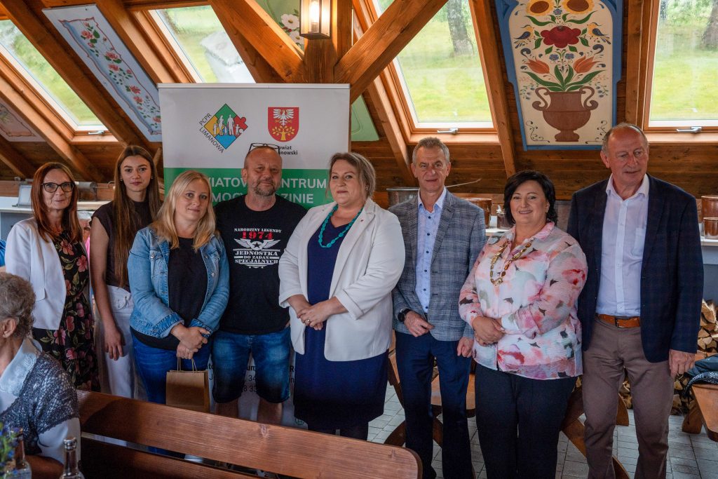 zdjęcie grupowe rodzin zastępczych z władzami powiatu