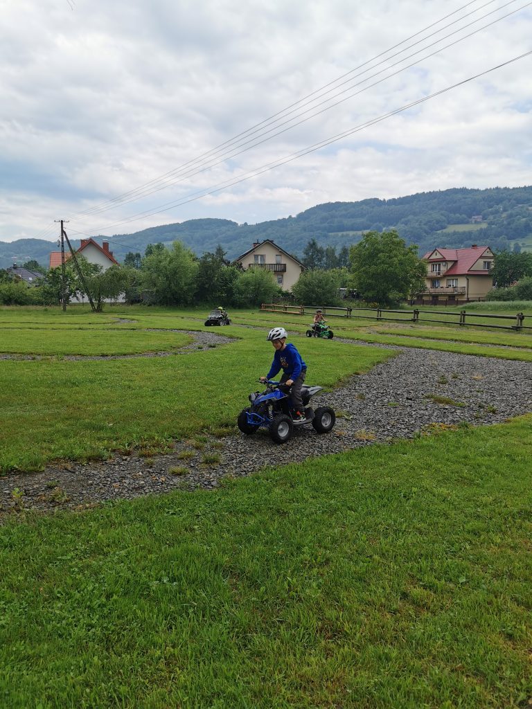 dziecko jadące na crosie