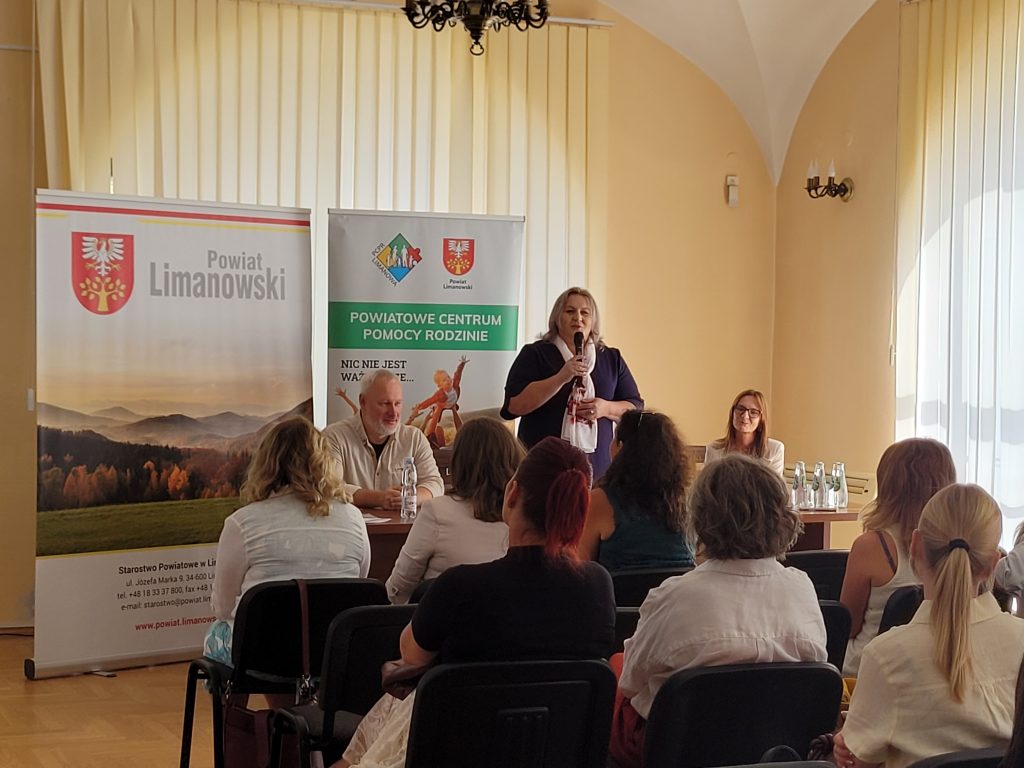 osoby słuchające szkolenia, przemawia Wicestarosta Ewa Filipiak