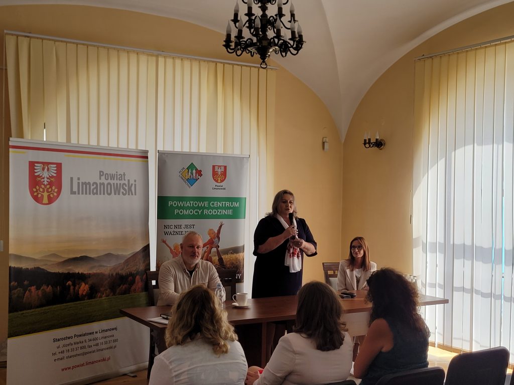 osoby słuchające szkolenia, przemawia Wicestarosta Ewa Filipiak