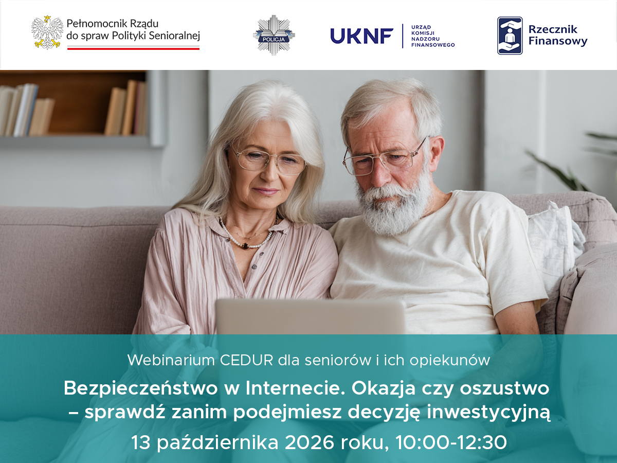 Grafika informacyjna dotycząca webinarium CEDUR dla seniorów i ich opiekunów. Na zdjęciu starsza kobieta i starszy mężczyzna siedzą na kanapie i korzystają z laptopa. Webinarium pt. „Bezpieczeństwo w Internecie. Okazja czy oszustwo – sprawdź zanim podejmiesz decyzję inwestycyjną” odbędzie się 13 października 2026 roku w godz. 10:00–12:30. W górnej części grafiki znajdują się logotypy Pełnomocnika Rządu do spraw Polityki Senioralnej, Policji, Urzędu Komisji Nadzoru Finansowego oraz Rzecznika Finansowego.